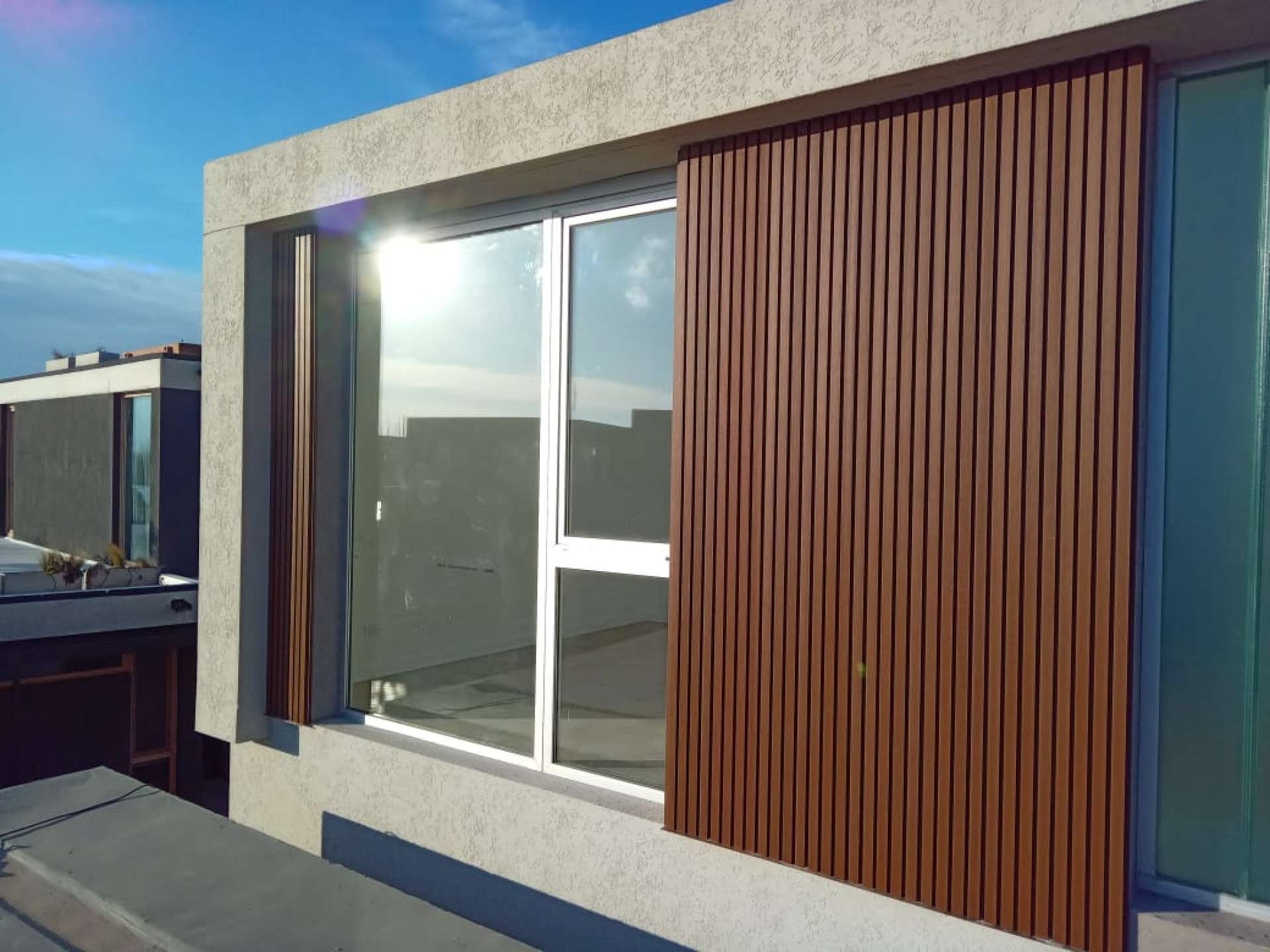 Elevando el atractivo exterior: Transformando exteriores con wall panel de PVC y WPC 